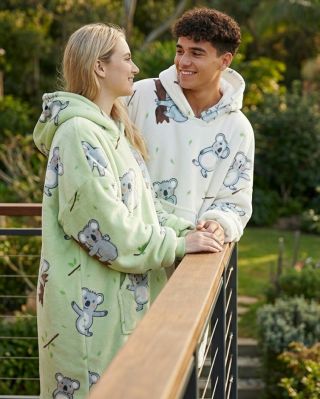 Vaše obľúbené mikinové deky s koalami. 🐨 A vieš čo je najlepšie? Teraz ich môžeš mať aj ty so zľavou až do -36%! 💚🤍