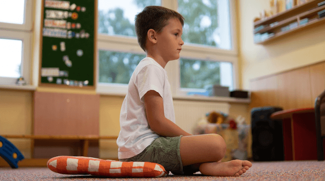 Správný dětský sed na zemi