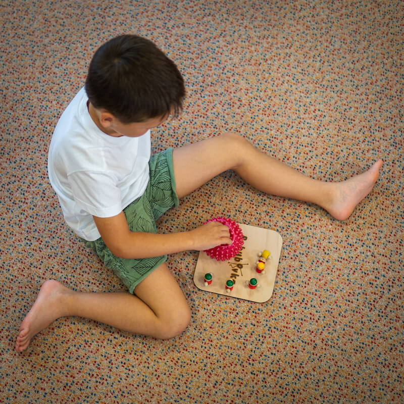 Ukázka překážkového sedu u dítěte