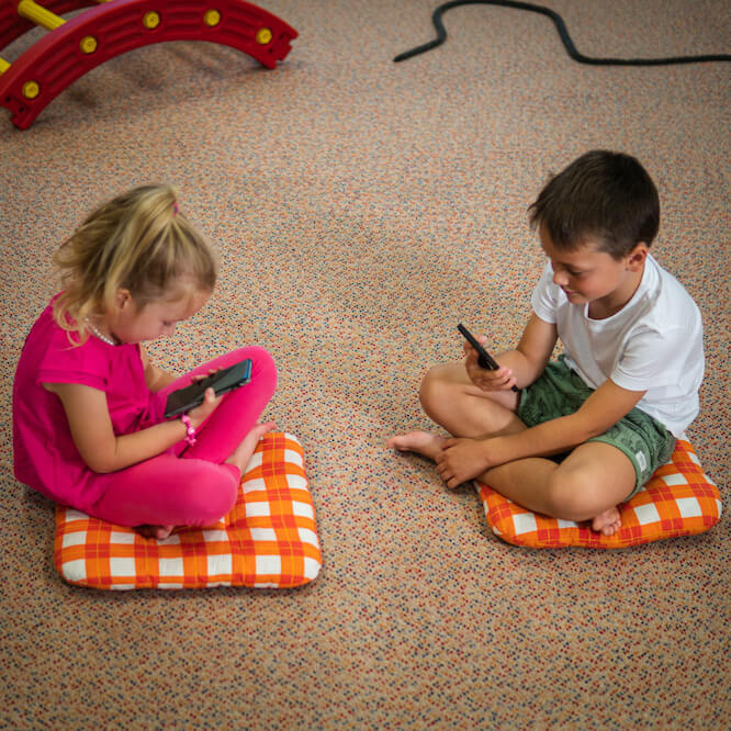 Přetížení hlavy u dětí při používání mobilu