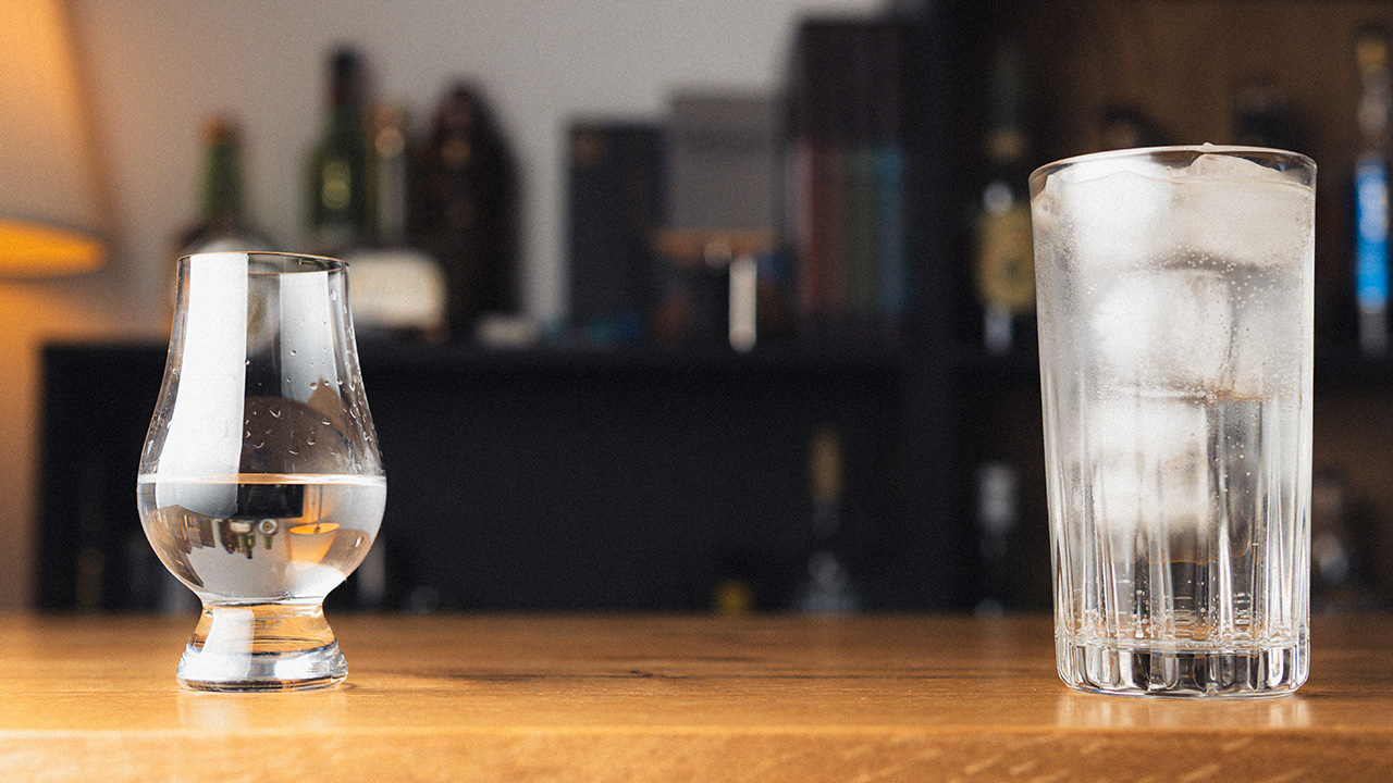 VIDEO | Jak pít správně GIN - s Tonikem, nebo bez?