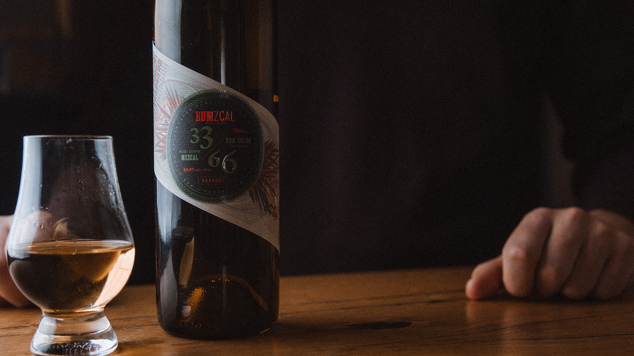 VIDEO | Tento alkohol je opravdu DIVNÝ (Rum + Mezcal)