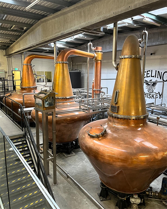Trojitá soustava destilačních kotlů Pot Still v palírně Teeling