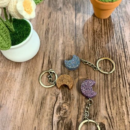 Přívěsek malý Měsíc  ručně vyráběný – pryskyřice – originál