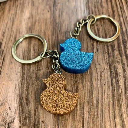 Přívěsek malý Kačenka  ručně vyráběný – pryskyřice – originál