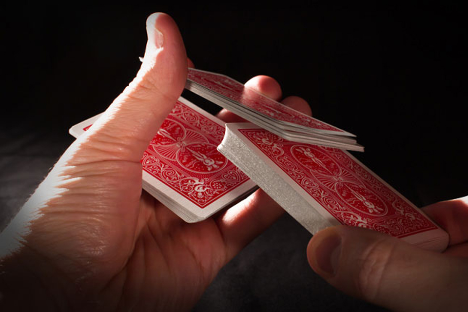 Naučte se nové techniky míchání poker karet