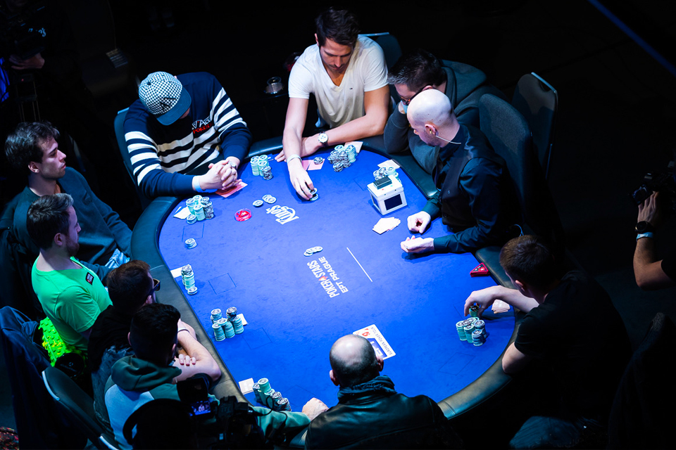 Důležitost pozice při hraní pokeru: Zbraň, kterou mnoho hráčů podceňuje