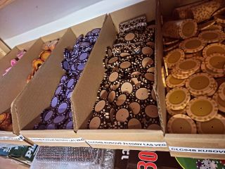 🎨💥 Váš vlastní pokerový žeton? Ano, přesně tak! Na fotce vidíte naše prázdné žetony připravené na custom potisk – ať už...