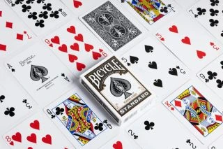 🃏 Malý nebo velký index karet? Někdo to neřeší. Zkušenější hráči ale vědí, že právě tenhle detail může výrazně ovlivnit...