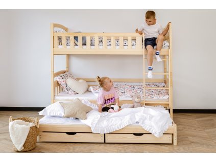 Patrová postel z masivu Bohdana pro 3 děti