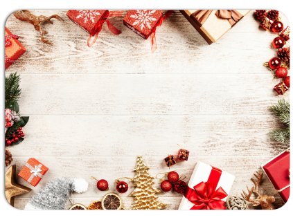 Vánoční prostírání s bílým dřevěným podkladem, zdobené dárky, vánočními ozdobami a sušenými pomeranči