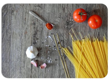 Prostírání s motivem kuchyňských ingrediencí na dřevěném pozadí