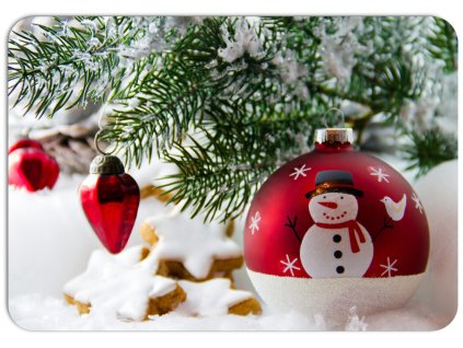 vánoční prostírání s červenou ozdobou se sněhulákem a vánočními dekoracemi