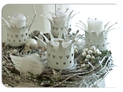vánoční prostírání s bílými svícemi v kovových korunkách na adventním věnci