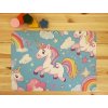 Prostírání na stůl s motivem roztomilých jednorožců na modrém pozadí, doplněné duhou, hvězdami a obláčky, vyrobené z PVC plastu