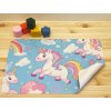Prostírání na stůl s motivem barevných jednorožců, duhy a hvězdného nebe, z pružného a ohebného PVC materiálu s bílou spodní stranou