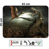 Plastové prostírání s motivem T-Rexe a pterodaktyla nad městem, rozměry 43x30 cm, z odolného materiálu o tloušťce 0,7 mm, snadno omyvatelné a teplotně odolné do 70 °C.