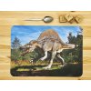 Prostírání na stůl z PVC s realistickým motivem dinosaura Spinosauruse v přírodní krajině pod modrou oblohou