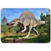 Dětské prostírání s realistickým motivem dinosaura Spinosaurus v přírodním prostředí, modré nebe.