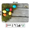 Omyvatelné plastové prostírání 43 x 30 cm s velikonočním motivem barevných vajíček na mechu a dřevěném povrchu, mechanicky odolné a snadno čistitelné.