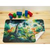 Prostírání na stůl z PVC s motivem dinosaurů v džungli, ohnutý roh ukazuje bílou spodní stranu a pružný materiál