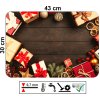 Detail vánočního prostírání s motivem dárků a ozdob na dřevěném stole, formát 43 x 30 cm