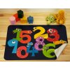 PVC prostírání na stůl s veselými animovanými číslicemi 0 až 9 s očima a zvířecími prvky, motiv určený pro děti