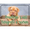 Ilustrační prostírání s vlastní fotografií a textem – obrázek štěněte v dřevěné bedýnce.