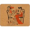 Korkové prostírání na stůl s motivem dvou žen v dobových šatech sedících u kavárenského stolku, černý potisk s oranžovými detaily na přírodním korkovém podkladu.