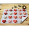 Mechanicky odolné PVC prostírání s pastelovými srdíčky – ohýbatelné