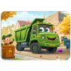 Dětské prostírání s motivem zeleného popelářského auta s veselým výrazem, chlapec s košem na odpadky, podzimní ulice