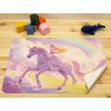 Ohebné plastové prostírání s motivem princezny na jednorožci, barevná duha a pohádková krajina, bílá spodní strana viditelná díky ohnutému rohu