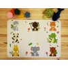 Prostírání na stůl z PVC s motivem roztomilých zvířátek jako je panda, žirafa, hroch, krokodýl, opice, slon a medvídek, rozmístěných kolem okrajů na bílém pozadí