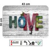 Moderní prostírání s nápisem HOME, bílé dřevěné pozadí s detaily květin a klíče