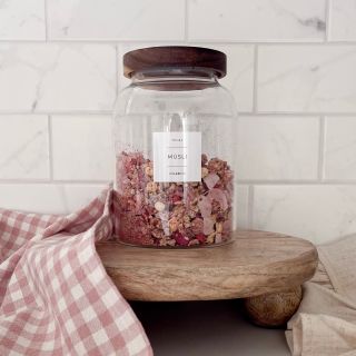 Přivoláme jaro 🌸 pojďme využít zimy venku a doma si to udělat hezký. Pořádně to protřiďte, mrkněte na expirace, zbavte se...