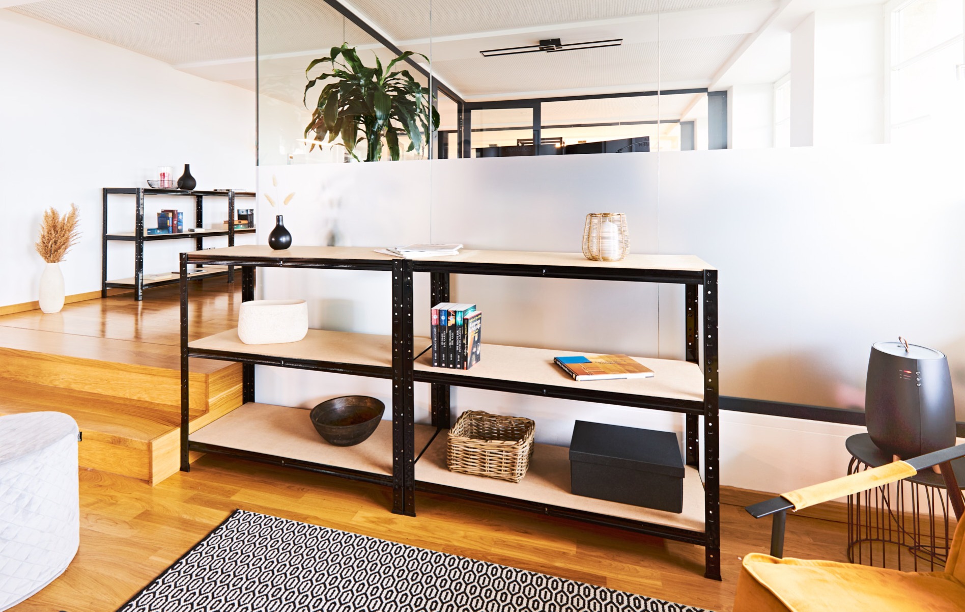 Kovové regály do interiérov