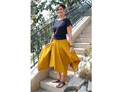 Žena ve žluté sukni na schodech