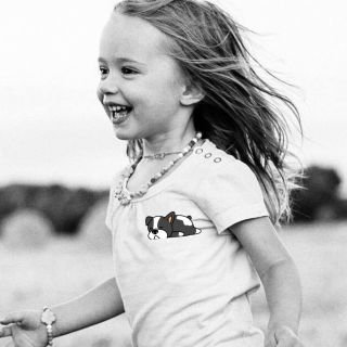 V jednom roztomilém městě žil černobílý buldoček, který miloval odpočívat na měkkém polštáři se zavřenýma očima, jako by...