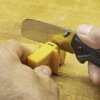 EDGEWORK-Site Utility Blade Sharpener - 2 uhlový brúsič nožov s karabínou na zavesenie