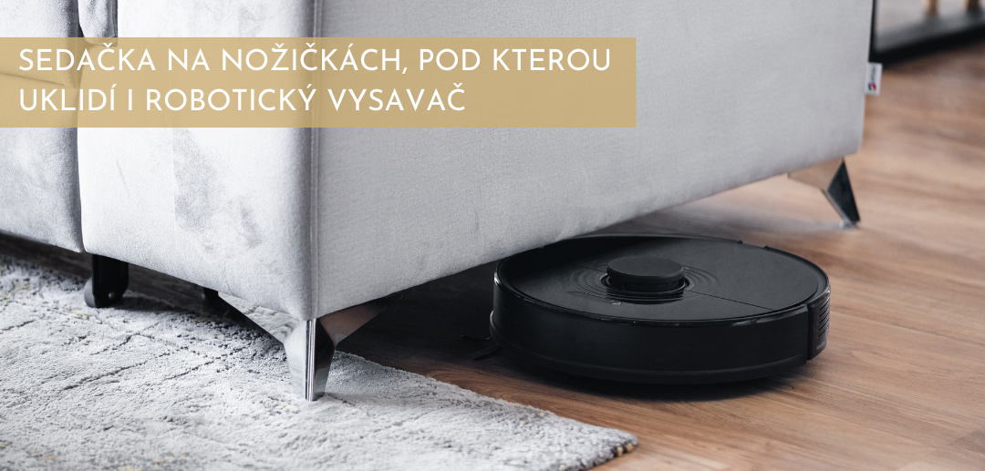 sedacka-s-nozickama-pod-kterou-uklidi-roboticky-vysavac