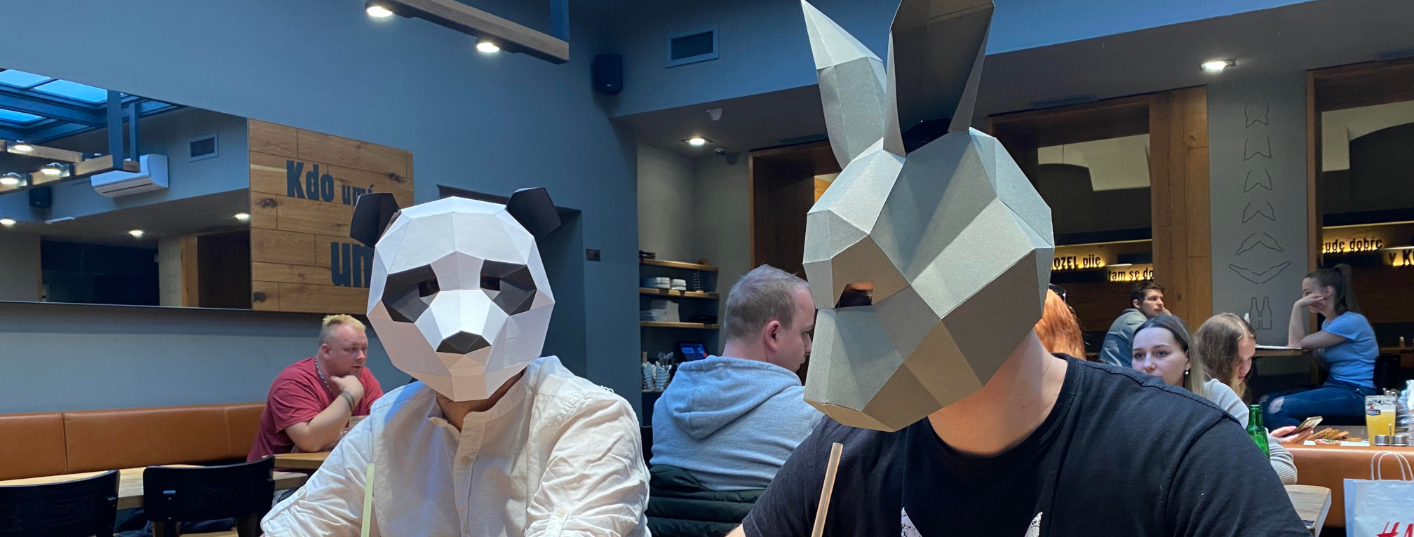 Papírové masky králík a panda Polypaper zvířátka v hospodě