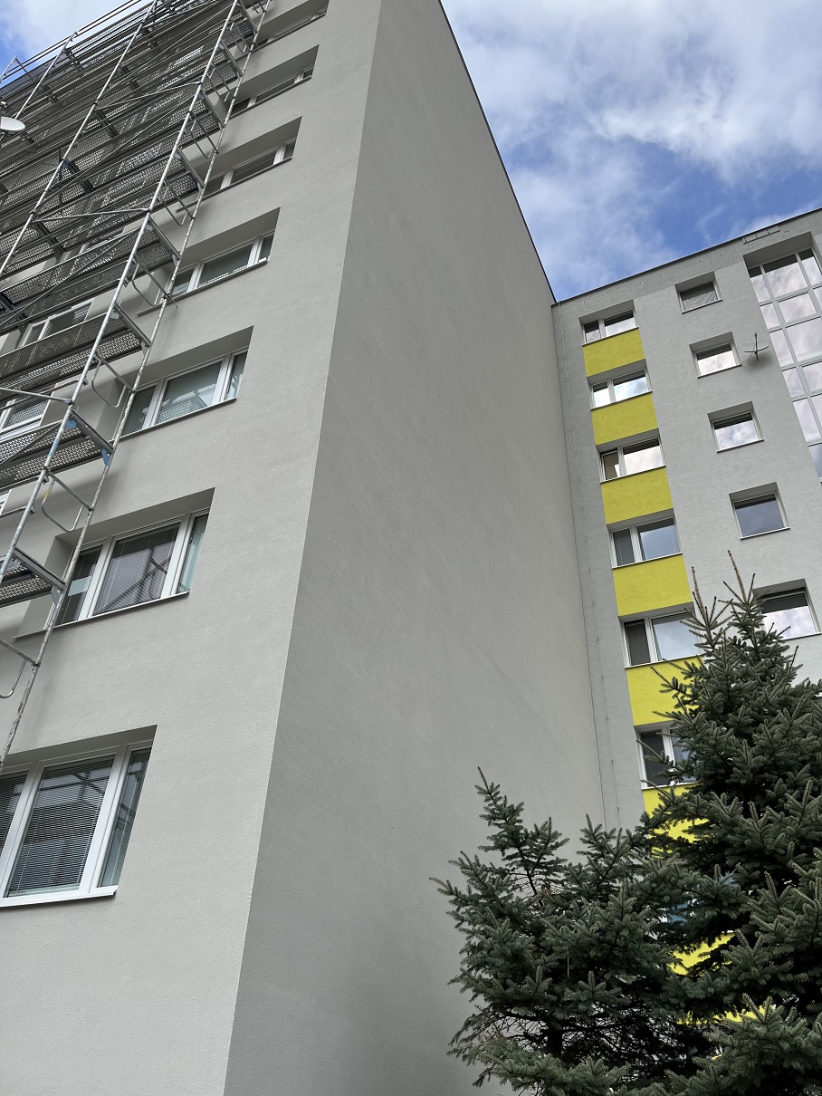 Akrylátová, silikónová alebo nanosilikónová fasáda? Rozdiely medzi farbami a omietkami