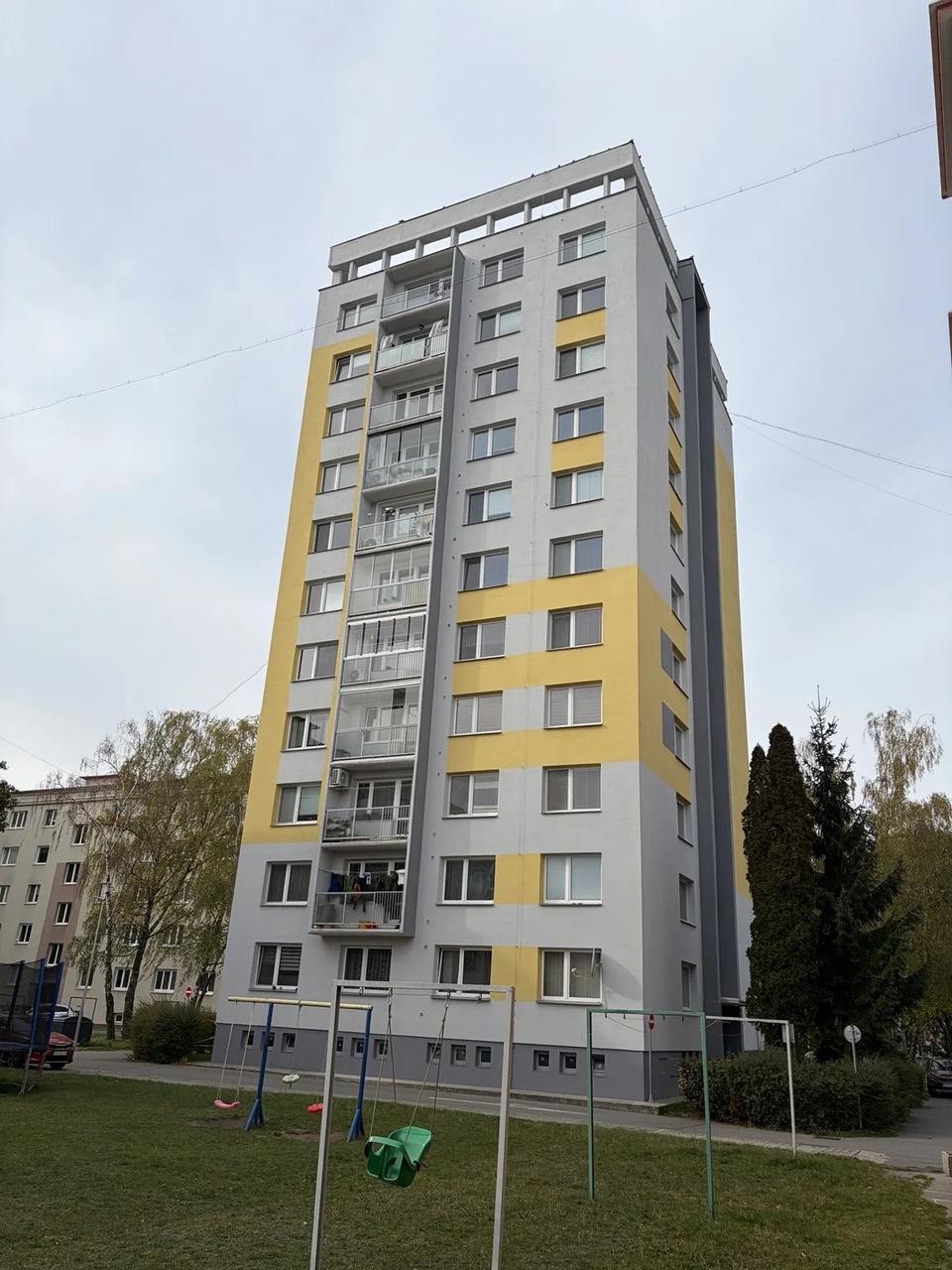Sivožltý výškový bytový dom v Martine po sanácii fasády