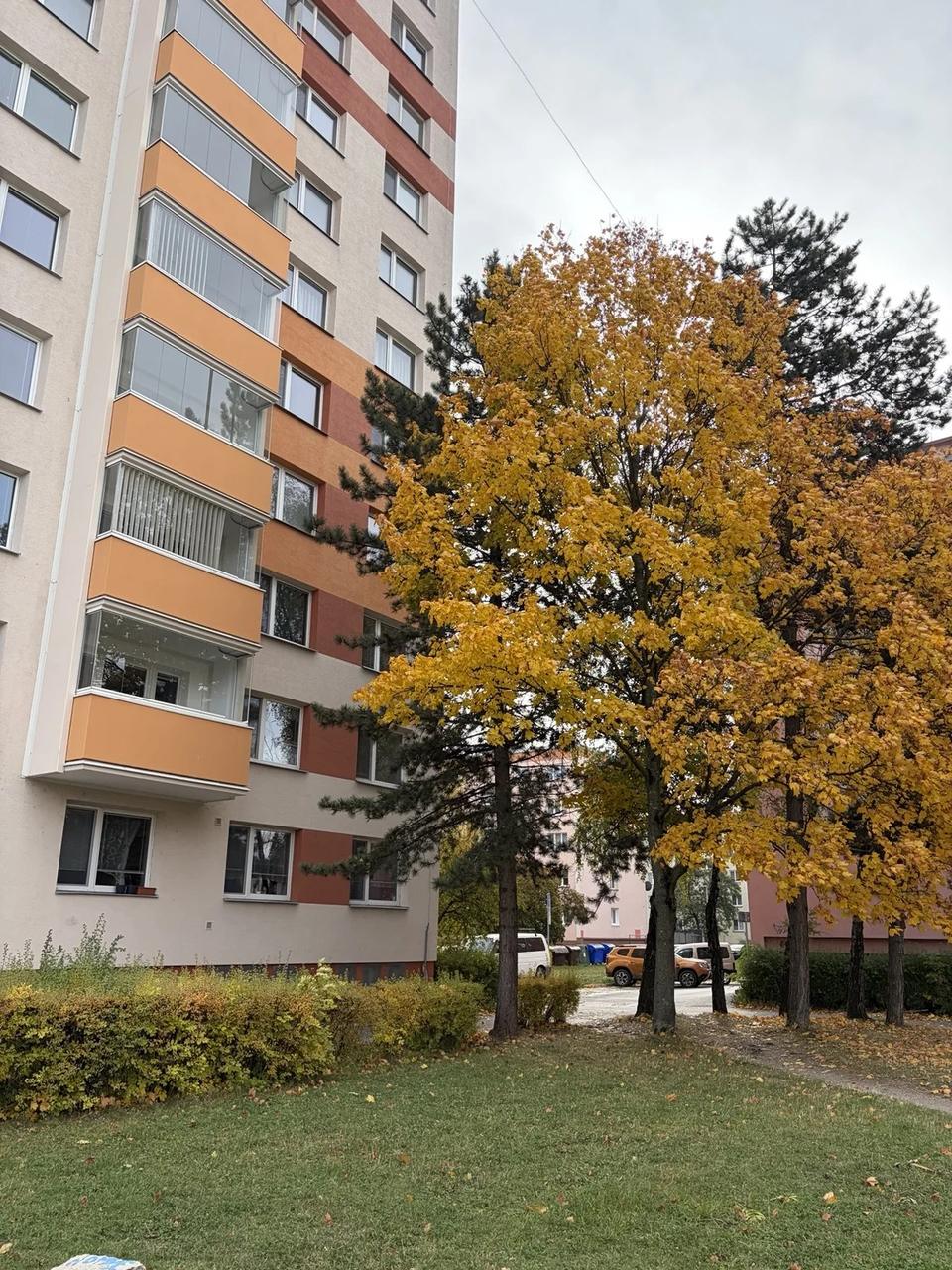 Bytový dom v teplých odtieňoch po obnove fasády systémom Polytex