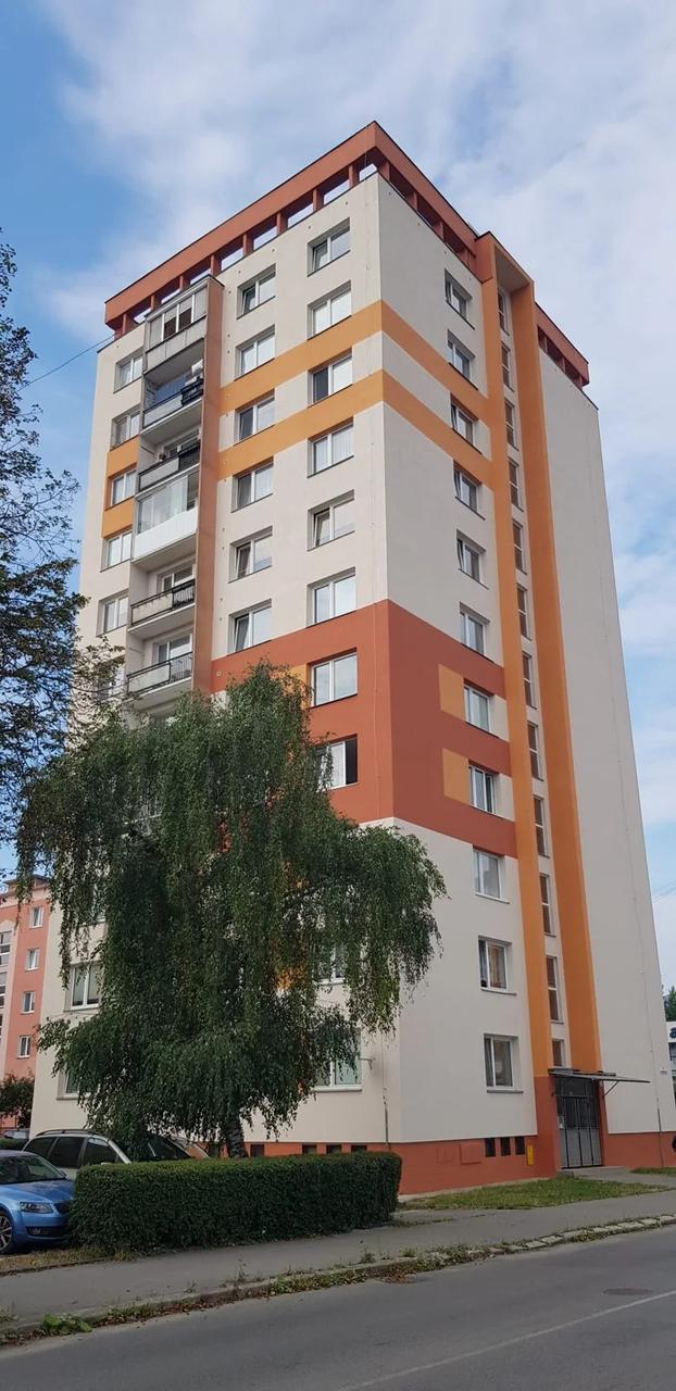 Dom v teplých odtieňoch po dokončení obnovy fasády