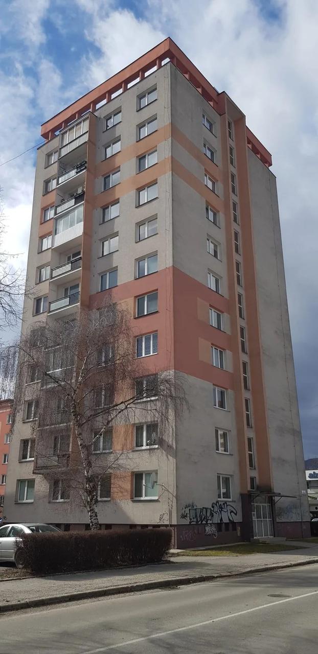 Pôvodný stav bytového domu v teplých odtieňoch pred sanáciou