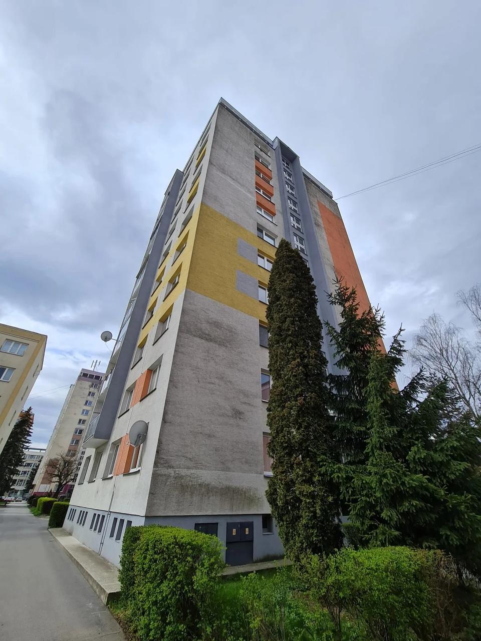 Rozsiahle tmavé povlaky na druhom bytovom dome pred obnovou