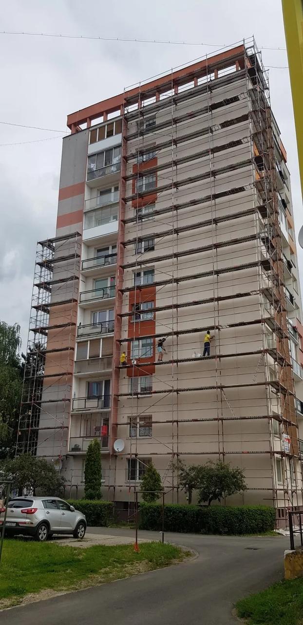 Realizácia obnovy fasády bytového domu z lešenia firmou JM Refit