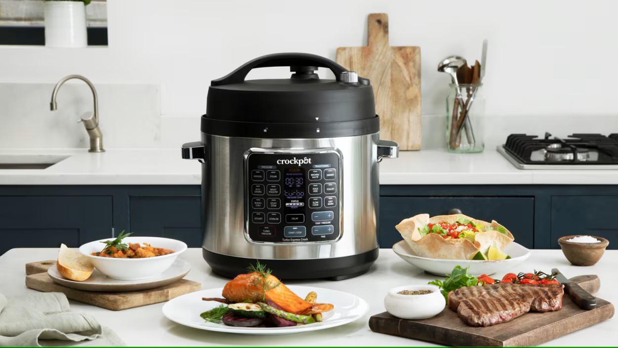 CSC062-CSC062x_CROCKPOT_Turbo_Express_Lifestyle_Front_with_food