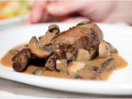 Kančí s houbovou omáčkou v pomalém hrnci